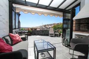 Χώρος καθιστικού στο Los Canarios Oasis & Pool by Canarias Prime Homes