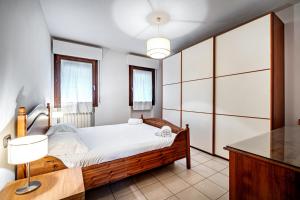 una camera da letto con un letto, un tavolo e una lampada di YD Settimello with parking a Firenze