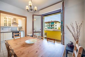 una sala da pranzo con tavolo in legno e una cucina di YD Settimello with parking a Firenze
