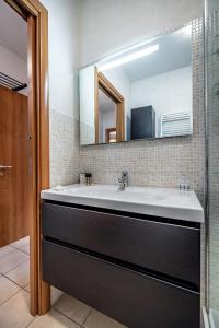 un bagno con lavandino e specchio di YD Settimello with parking a Firenze Altre 27 foto