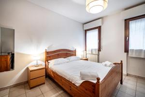 una camera da letto con un letto e una lampada sul comodino di YD Settimello with parking a Firenze