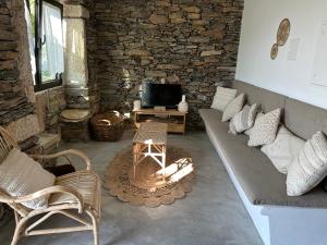 ein Wohnzimmer mit Sofa und Fernseher in der Unterkunft Casas da Pereira in Barcos