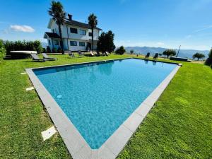 a swimming pool in front of a house at Casas da Pereira in Barcos