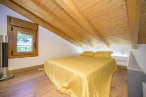 Giường trong phòng chung tại Molino de La Médica - Casa Rural de Lujo en Gredos +42 ảnh