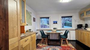 a kitchen with a table and chairs in it at Stadt-Ferienwohnung in Bad Lauterberg