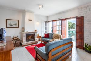 un salon avec un canapé et une cheminée dans l'établissement Biarritz - Varanda da Ria, à Costa Nova