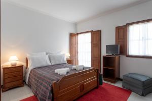 une chambre avec un lit et une télévision dans l'établissement Biarritz - Varanda da Ria, à Costa Nova