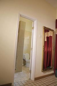 Ένα μπάνιο στο Executive Hotel Entebbe