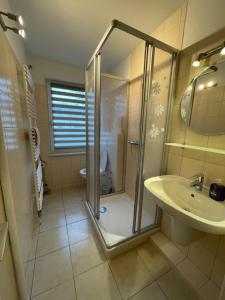a bathroom with a shower and a sink at Ferienwohnung Osnabrück- Schinkel in Osnabrück