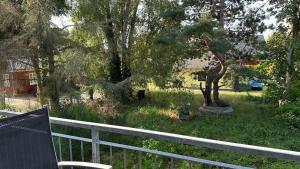 un cortile con una recinzione bianca e un albero di Franzi 1 a Prerow