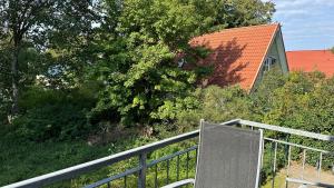 una recinzione con un cancello davanti a una casa di Franzi 1 a Prerow Altre 16 foto