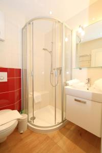 une salle de bains avec douche, toilettes et lavabo dans l'établissement Haus Alice - Segatz 36/2, à Westerland