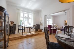 a living room with a table and chairs at Die Schlosserei in Westerland