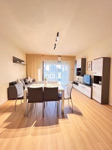 a kitchen and living room with a table and chairs at Appartamenti Carinzia - Flexrent Immobiliare Abissinia in Riccione