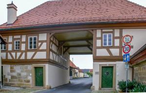 ein großes Gebäude mit einer Garage in einer Stadt in der Unterkunft Torhaus Rattelsdorf - Wohnung 2 Edelweiß in Rattelsdorf