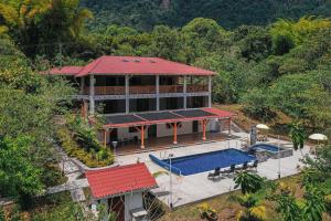 Bazén v ubytování Hostería Mindo Mágico nebo v jeho okolí