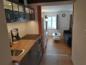 eine Küche und ein Wohnzimmer mit einem Sofa in der Unterkunft Torhaus Rattelsdorf - Wohnung 2 Edelweiß in Rattelsdorf + 5 Fotos