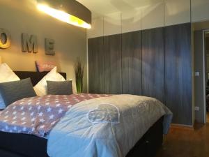 Postel nebo postele na pokoji v ubytování StrandSUITE Scharbeutz direkt an der Seebrücke MEERBLICK + 17 fotografií