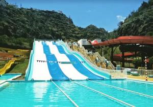 Bazén v ubytování Sandie's Serene Stay nebo v jeho okolí