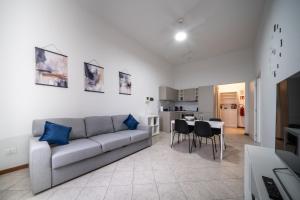 a living room with a couch and a table at Gioia del Corso in Iesi