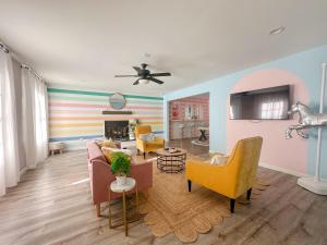 een woonkamer met een bank en stoelen bij The Cowboy Cabana in Round Rock