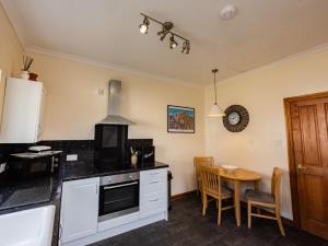 Køkken eller tekøkken på Elgin Self Catering Holiday Cottage