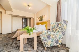 ガラツィにあるFaleza Hotel by Vegaのベッドと椅子のあるホテルの部屋 +122枚の写真