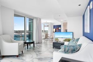 Et tv og/eller underholdning på Oceanfront 2BR condo w pools & views