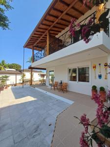 um prédio com uma varanda com flores em Suítes Mucugê em Arraial d'Ajuda