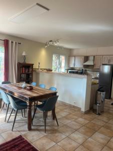 ラ・テュルビーにあるBelle villa avec piscine proche monacoの木製のテーブルと椅子のあるキッチンとダイニングルーム +13枚の写真