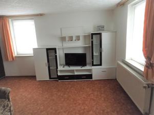 a living room with a flat screen tv in a room at Harzhaus Wienrode Fewo Harzblick in Wienrode