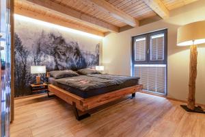 Un dormitorio con una cama y una ventana grande. en Panorama-Chalet im Harz, en Thale 17 fotos más