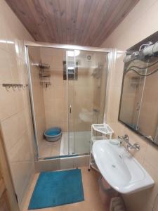 a bathroom with a shower and a sink at Domek Letniskowy - Jerutki in Jerutki +37 photos