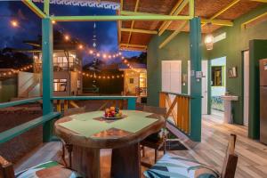 プンタ・ウバにあるCabina Guatusa, 3Min from the Beach! Playa Chiquitaのパティオ(テーブル、椅子付)