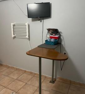 TV a/nebo společenská místnost v ubytování Κεντρικό Ημιυπόγειο Διαμέρισμα