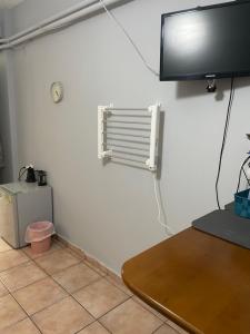 TV a/nebo společenská místnost v ubytování Κεντρικό Ημιυπόγειο Διαμέρισμα + 16 fotografií