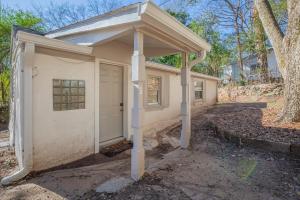 ein Haus mit einer Garage mit Dach in der Unterkunft Cara's Cottage in Athens