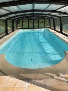 Πισίνα στο ή κοντά στο Gîte de Chavagnac +16 φωτογραφίες