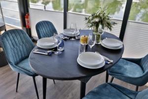 Fotografie z fotogalerie ubytování Hausboot Black Pearl - LP1 v destinaci Höxter + 13 fotografií