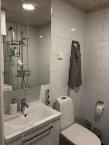 Ένα μπάνιο στο Modern studio apartment near the station