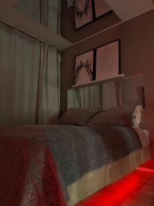 Ένα ή περισσότερα κρεβάτια σε δωμάτιο στο Modern studio apartment near the station