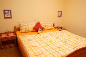 una camera da letto con un letto con una coperta a quadri di Sternenhimmel a Klausdorf