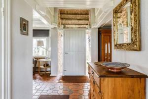 Zimmer mit einem Spiegel und einer Holzkommode in der Unterkunft Ferienhaus Katzhörn in Emmelsbüll-Horsbüll + 17 Fotos