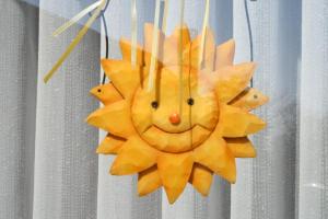 un sole di carta appeso a una tenda di Sternenhimmel a Klausdorf