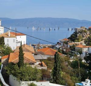 vista su una città con barche in acqua di Stamos house a Hydra