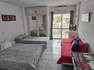 salon z dwoma łóżkami i kanapą w obiekcie Minerva Apartments Sea View w mieście Benalmádena