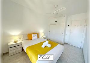 - une chambre dotée d'un grand lit avec des draps jaunes et des oreillers orange dans l'établissement DOMuum Holidays - AUGUSTA Family Home, à Salou 6 autres photos