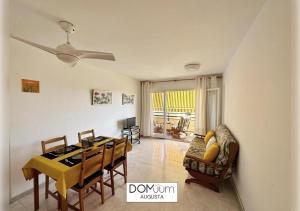 un salon avec une table et une salle à manger dans l'établissement DOMuum Holidays - AUGUSTA Family Home, à Salou