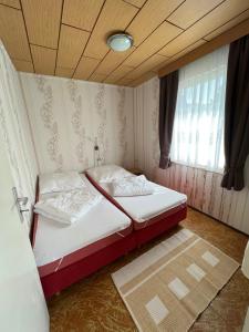 ein Schlafzimmer mit einem Bett und einem Fenster in der Unterkunft Ferien-Bungalow Nr-3- im Seebad UeckermündeOT Bellin in Ueckermünde