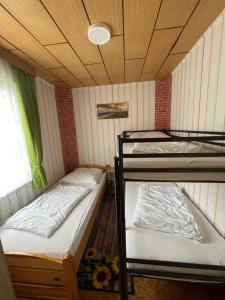 zwei Etagenbetten in einem Zimmer mit Decke in der Unterkunft Ferien-Bungalow Nr-3- im Seebad UeckermündeOT Bellin in Ueckermünde